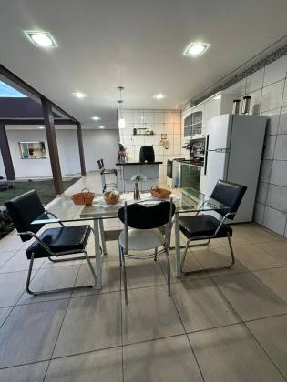 Essa casa é pra você que está buscando uma casa linda com 5 quartos no CAMPOS ELISEOS -PLANALTO. Financia!