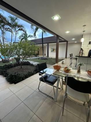 Essa casa é pra você que está buscando uma casa linda com 5 quartos no CAMPOS ELISEOS -PLANALTO. Financia!