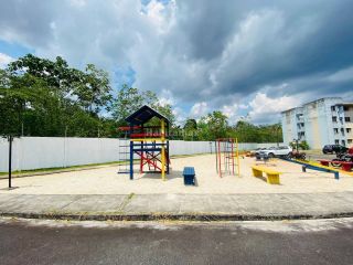 Apê no no térreo- Condomínio Antúrio com armários planejados. Próx. ao Delphina Aziz, feiras, upa e lojas.