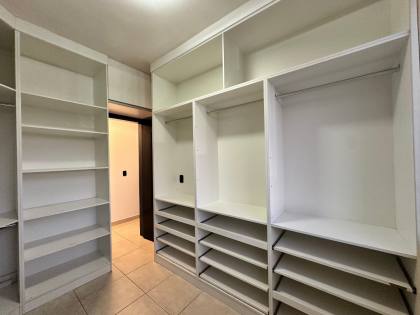 Apartamento com 3 quartos sendo 1 suíte no WEEKEND CLUB | Ponta Negra, armários e climatizado. Conheça agora!