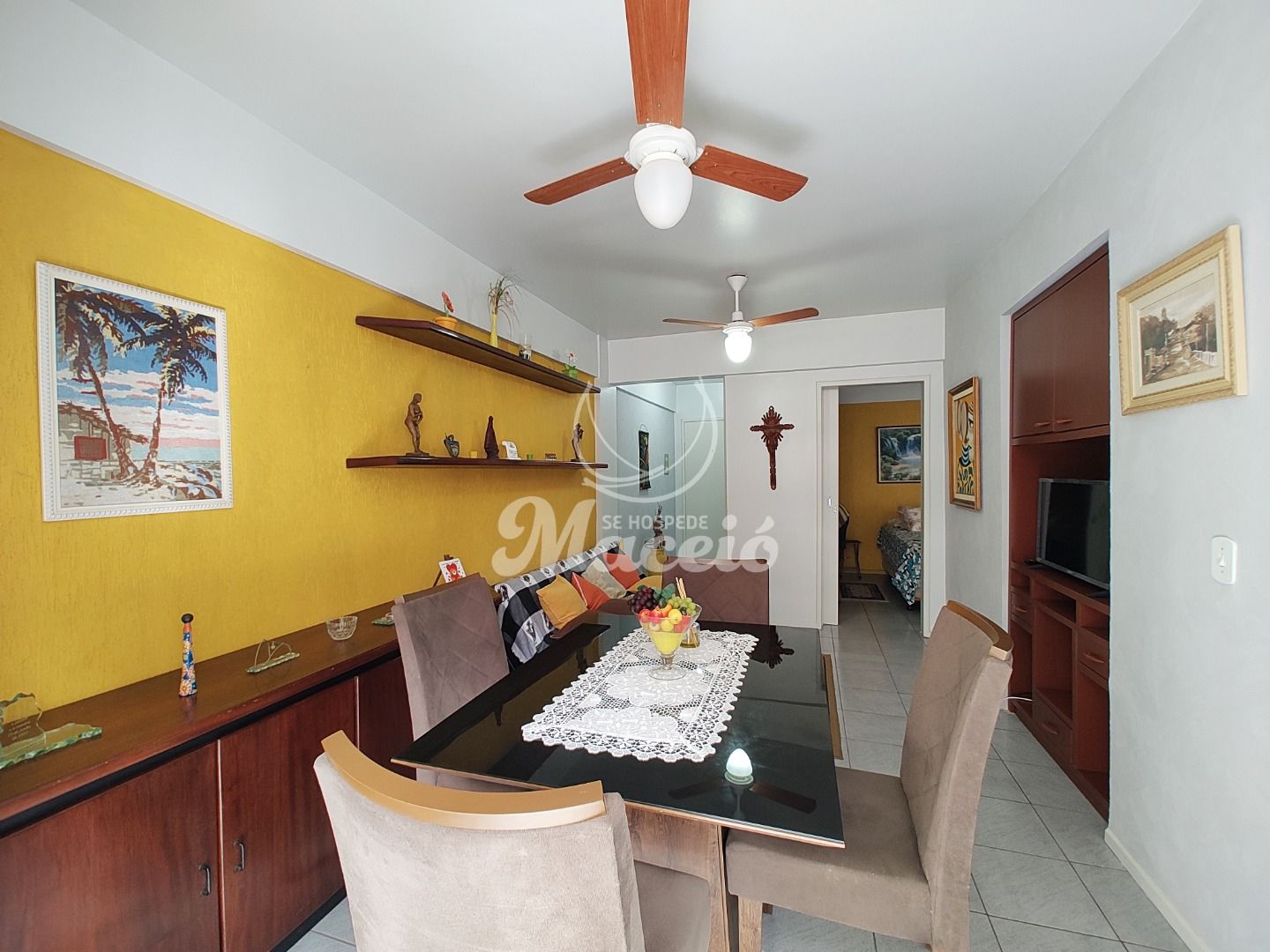Quarto e sala, decorado, muito bem localizado, na segunda quadra da orla da Ponta Verde
