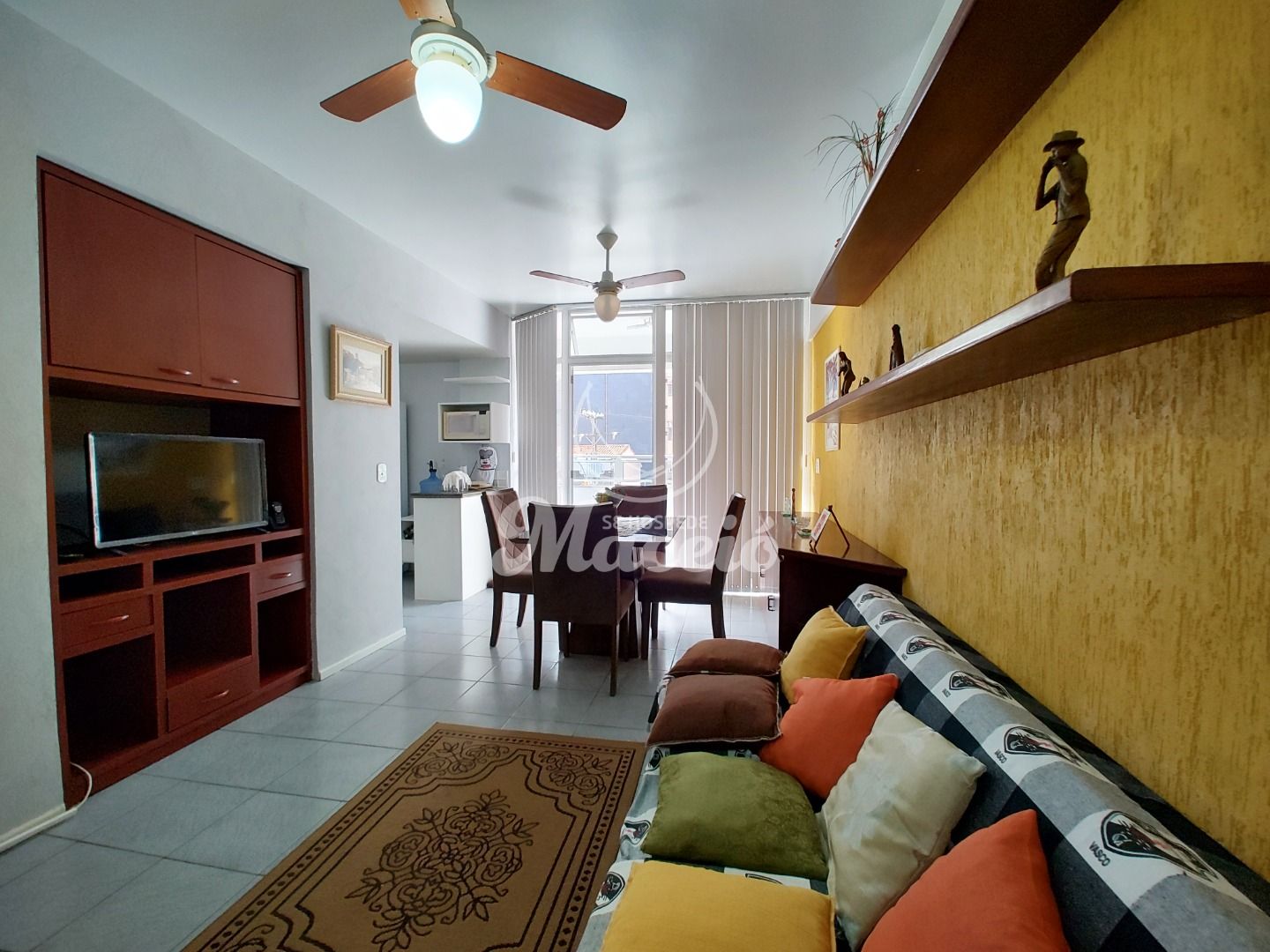 Quarto e sala, decorado, muito bem localizado, na segunda quadra da orla da Ponta Verde