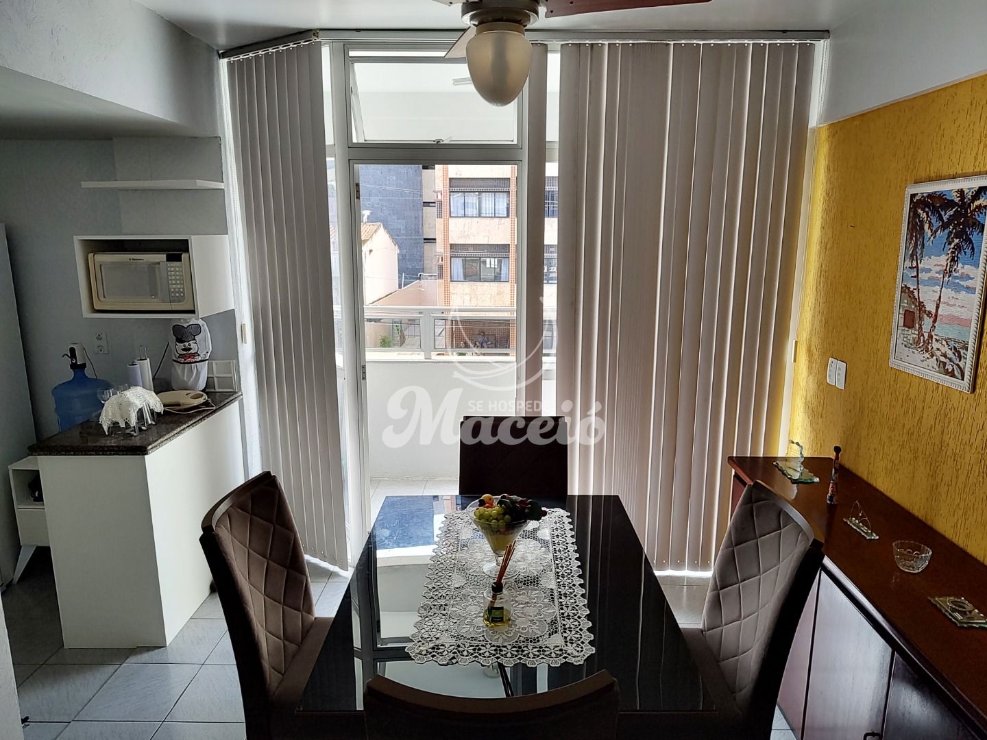 Quarto e sala, decorado, muito bem localizado, na segunda quadra da orla da Ponta Verde