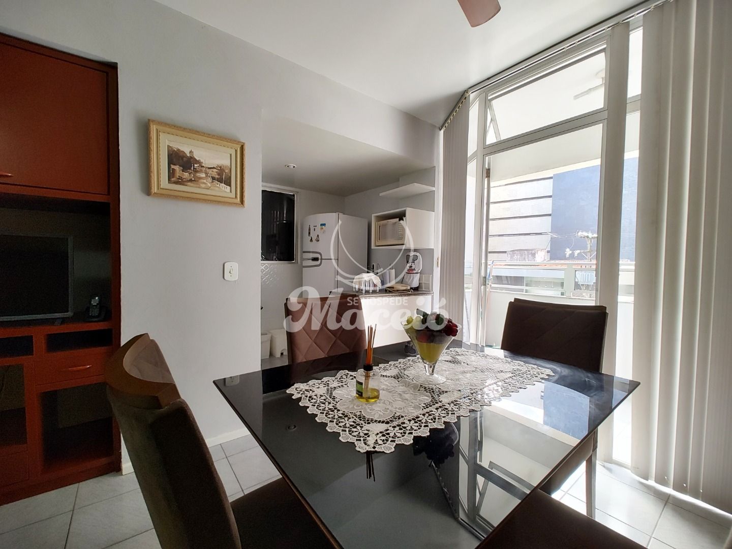 Quarto e sala, decorado, muito bem localizado, na segunda quadra da orla da Ponta Verde