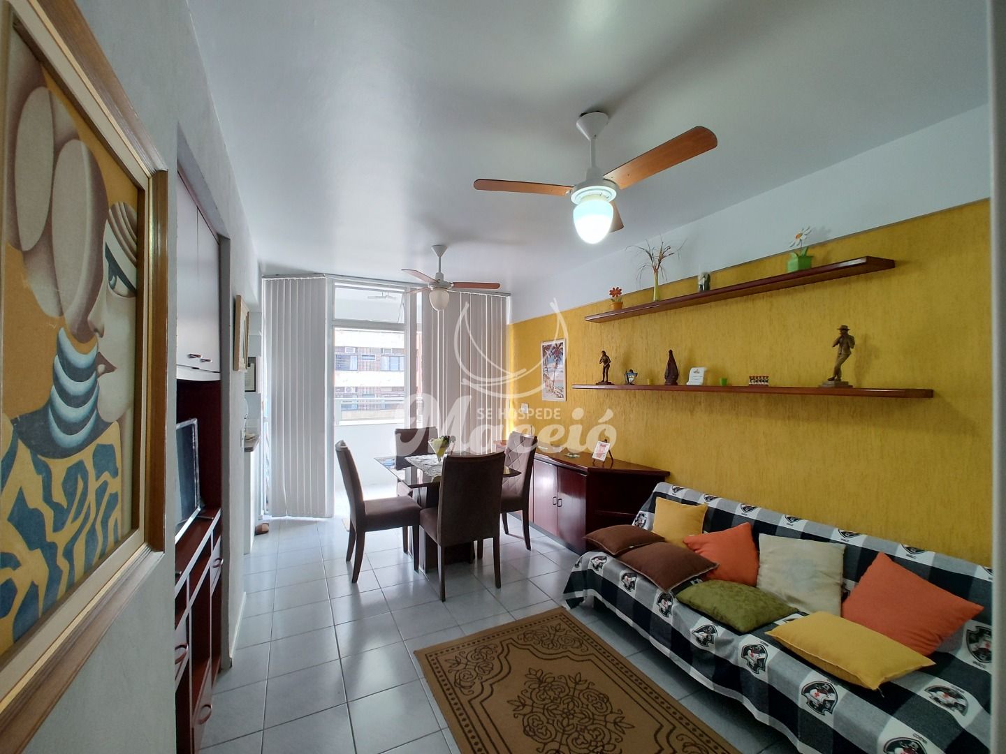 Quarto e sala, decorado, muito bem localizado, na segunda quadra da orla da Ponta Verde