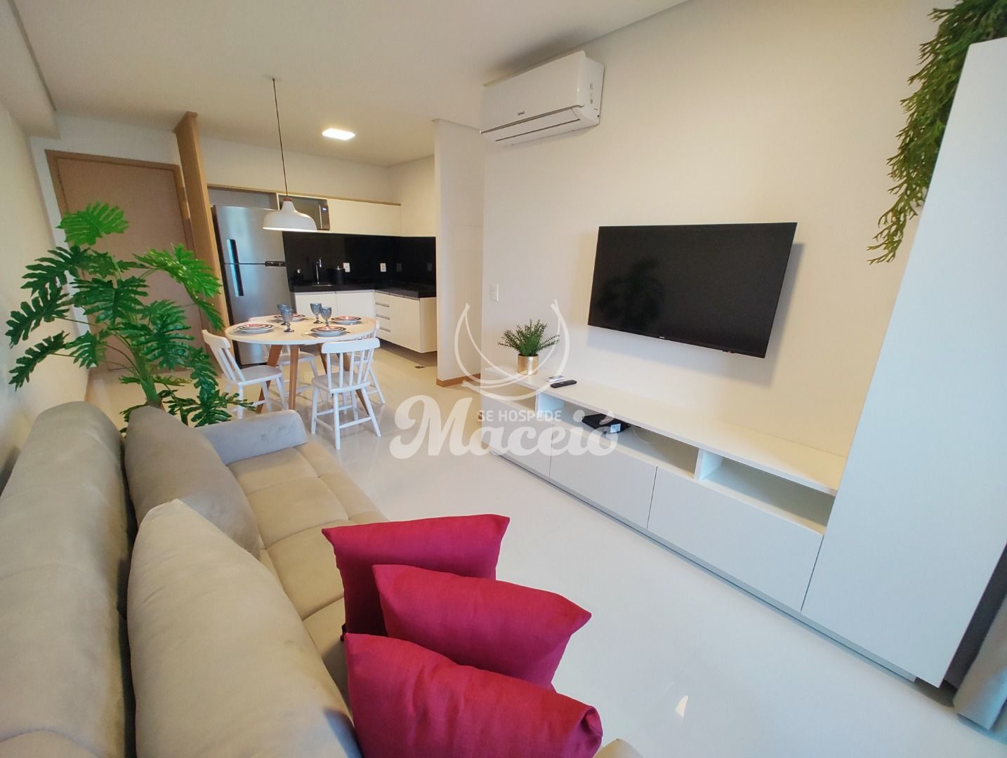 Quarto e sala mobiliado em edifício conceito de Maceió.