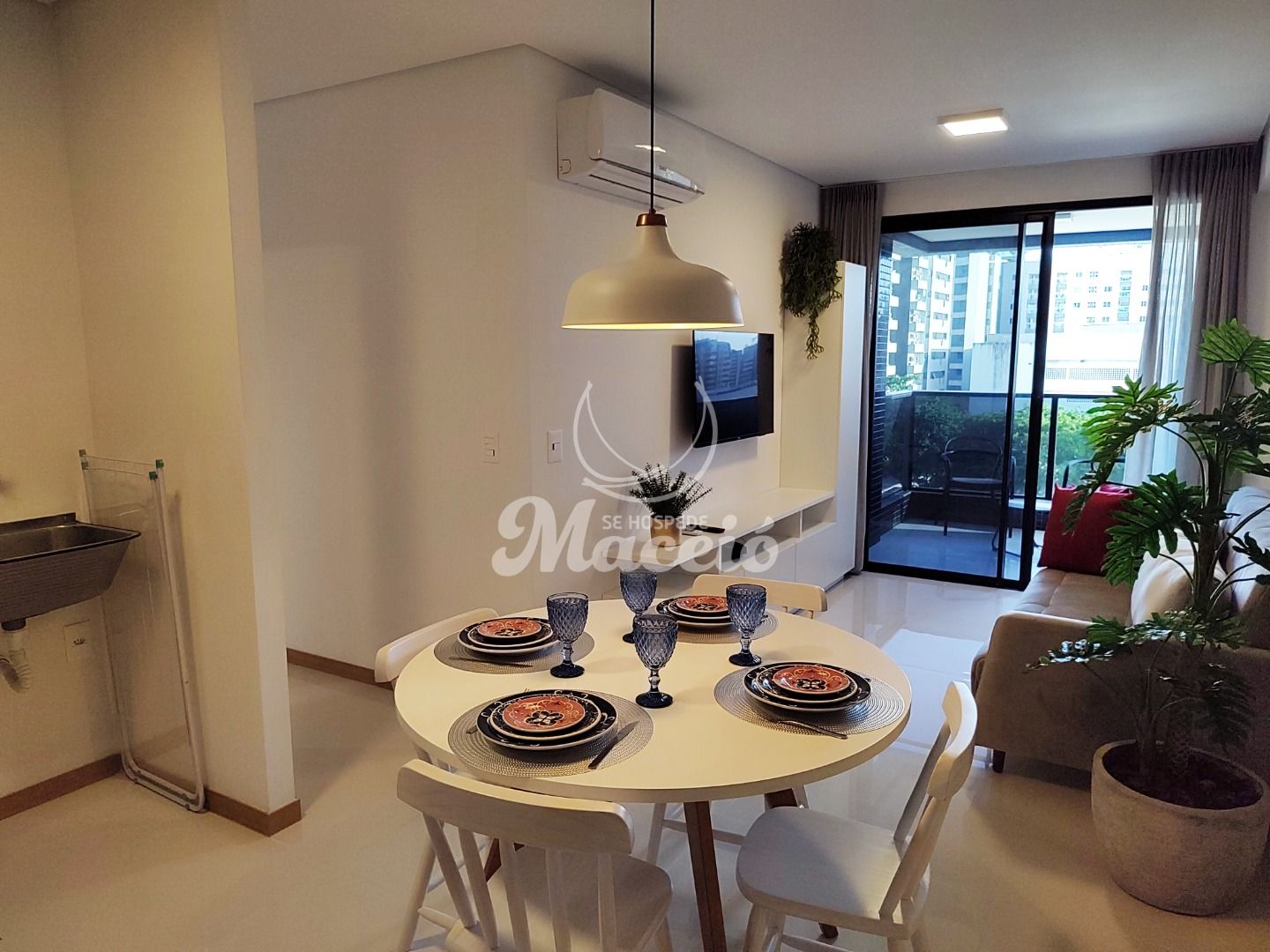 Quarto e sala mobiliado em edifício conceito de Maceió.