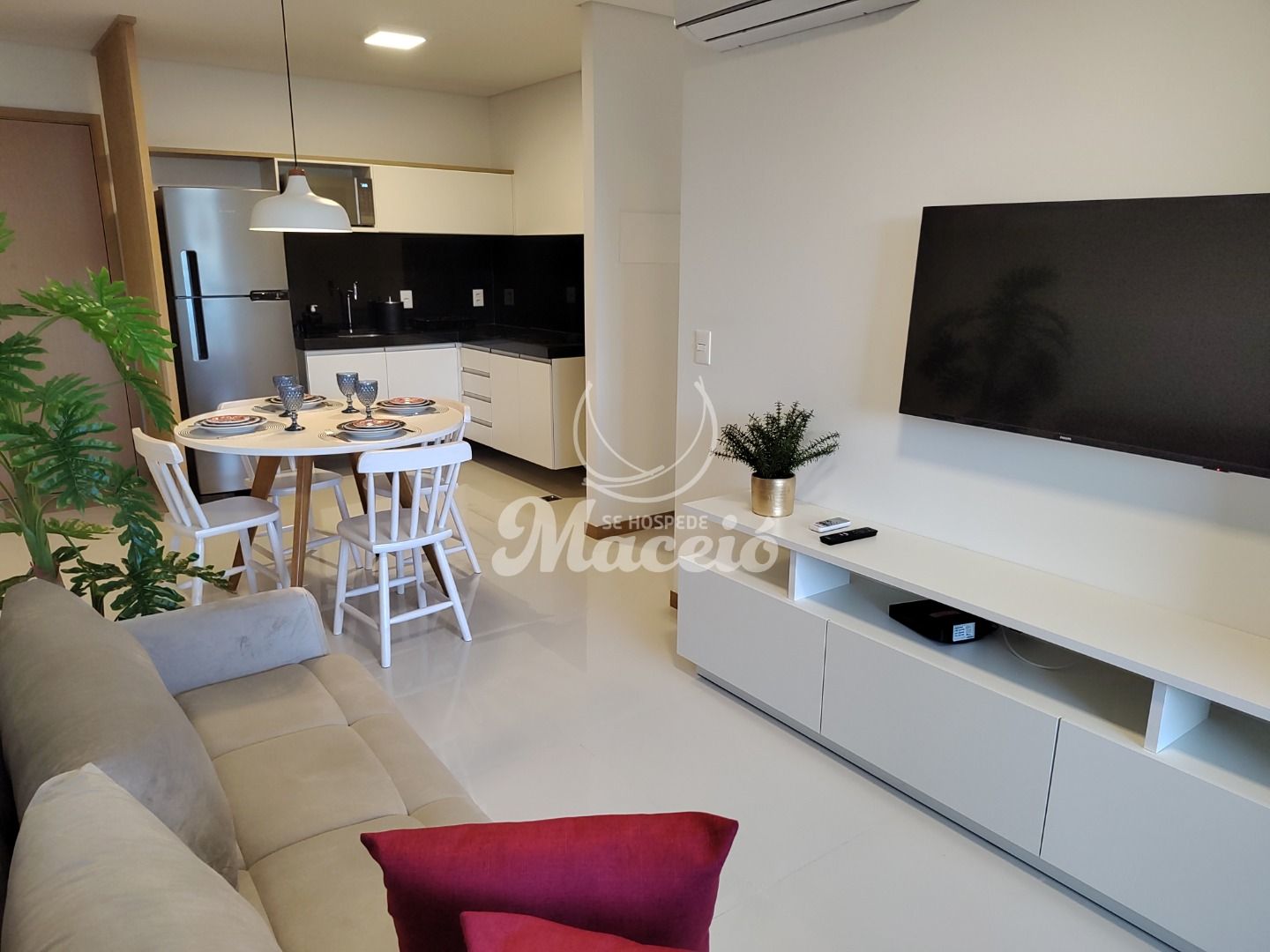 Quarto e sala mobiliado em edifício conceito de Maceió.
