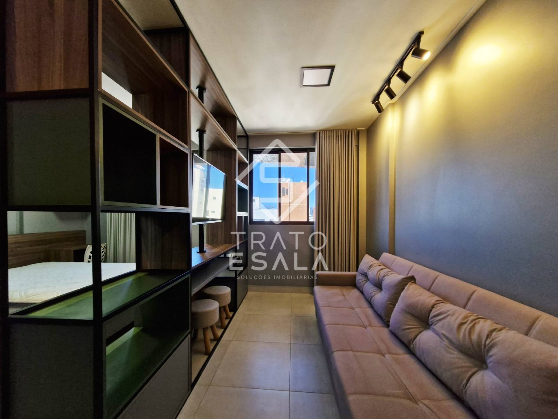 Studio decorado e rodeado de praticidade, em excelente localização da Ponta Verde.