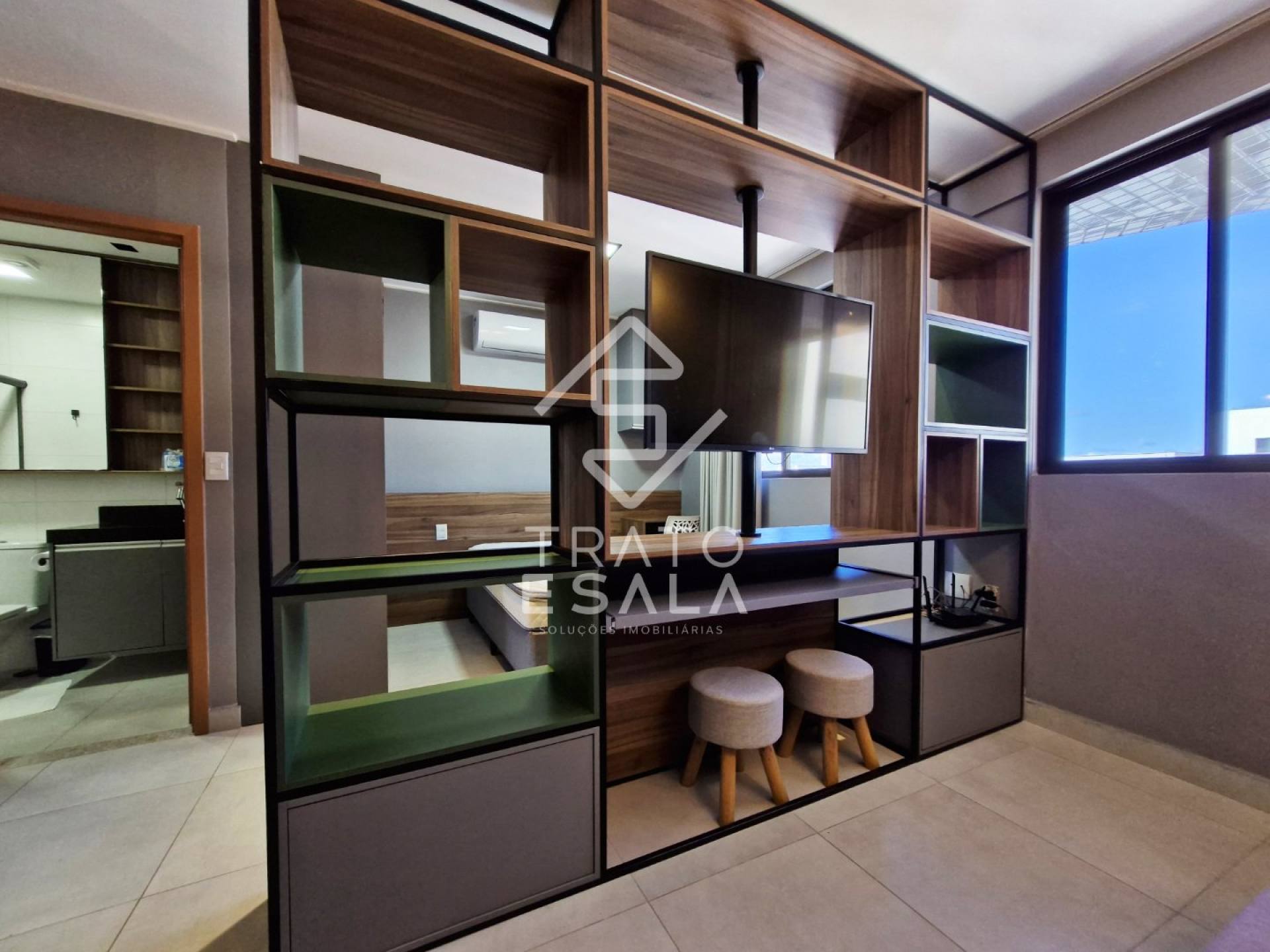 Studio decorado e rodeado de praticidade, em excelente localização da Ponta Verde.