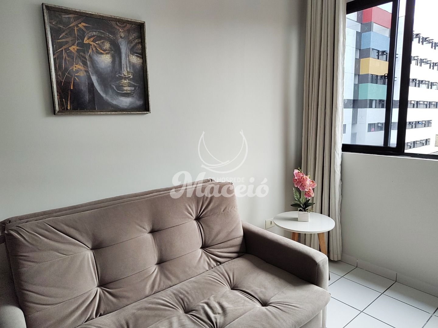 Quarto e sala mobiliado e completo, há poucos metros da orla a Ponta Verde