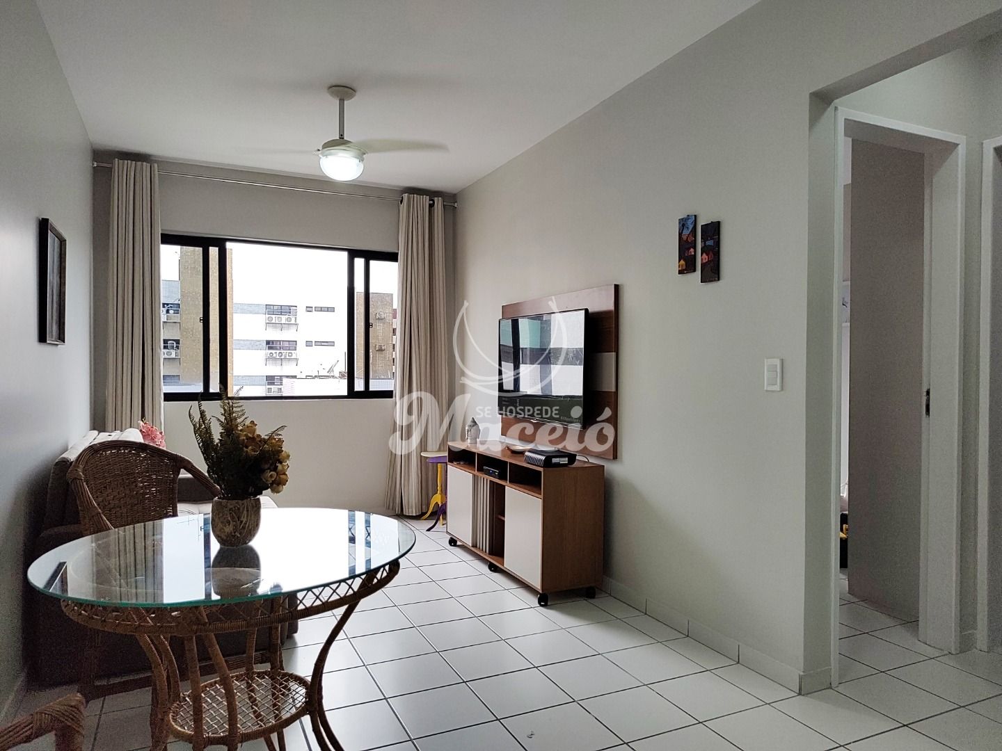 Quarto e sala mobiliado e completo, há poucos metros da orla a Ponta Verde