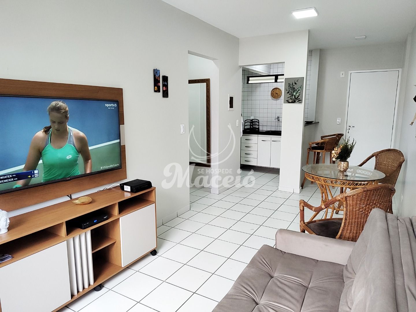 Quarto e sala mobiliado e completo, há poucos metros da orla a Ponta Verde