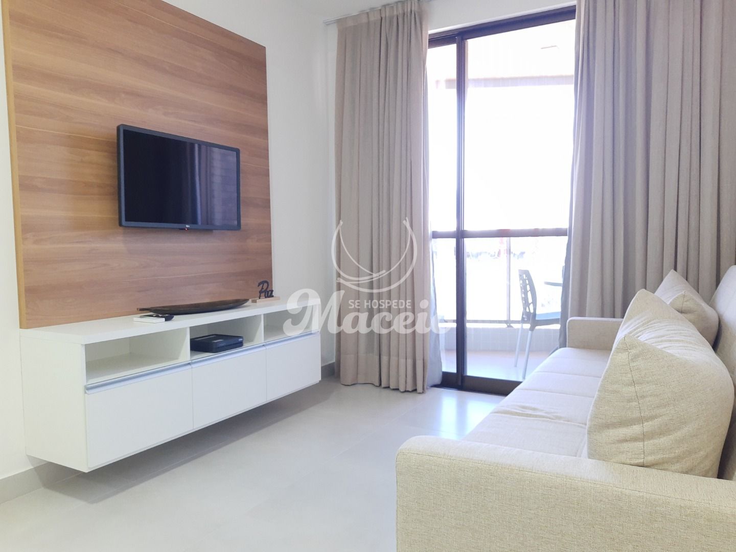 Quarto e sala, mobiliado com ótima localização, área de lazer