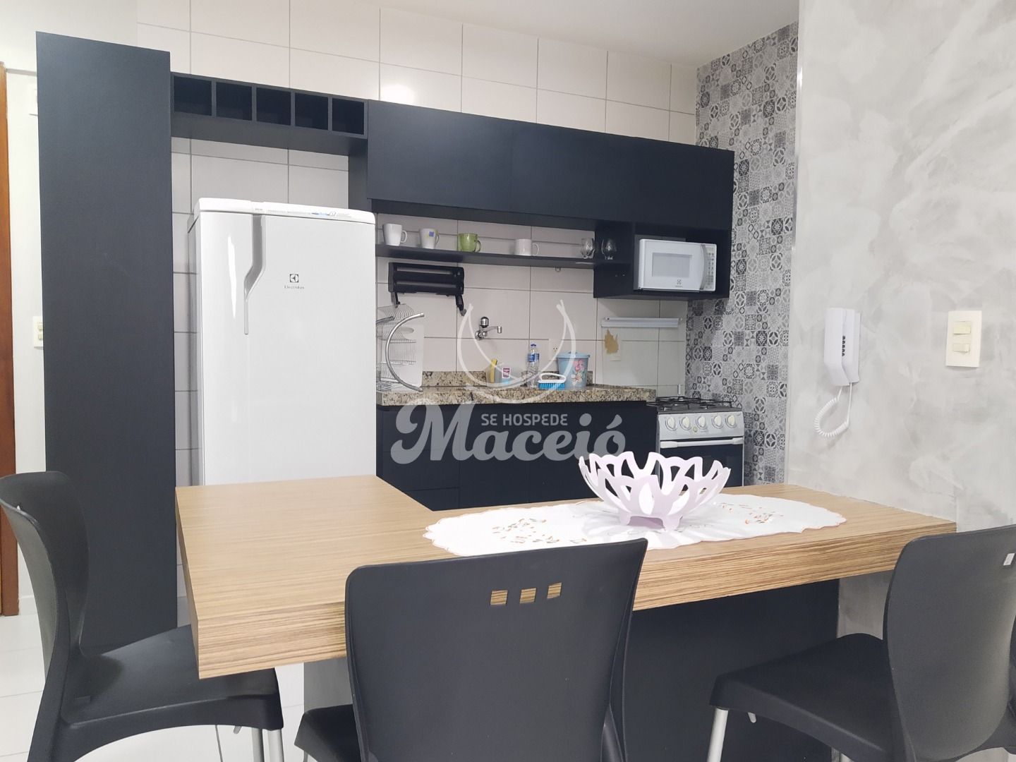Quarto e sala mobiliado, à uma quadra da orla da Ponta Verde