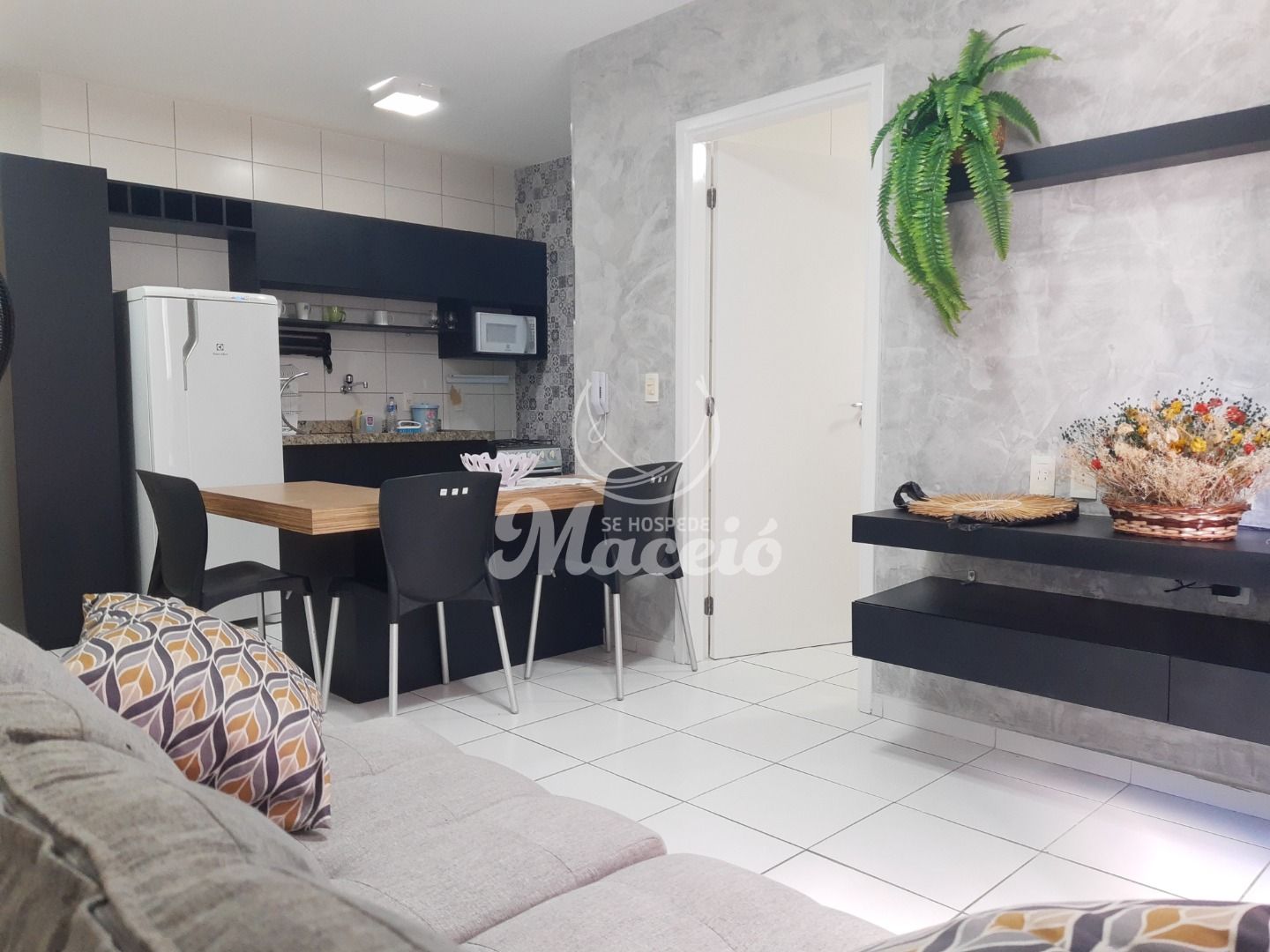 Quarto e sala mobiliado, à uma quadra da orla da Ponta Verde