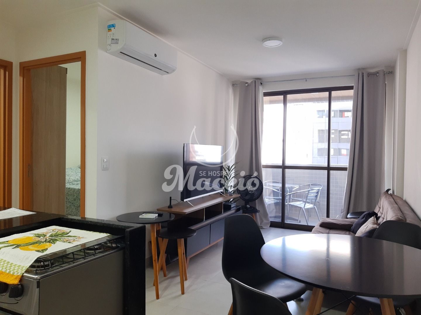 Na Ponta Verde, um quarto e sala charmoso e recheado de facilidades