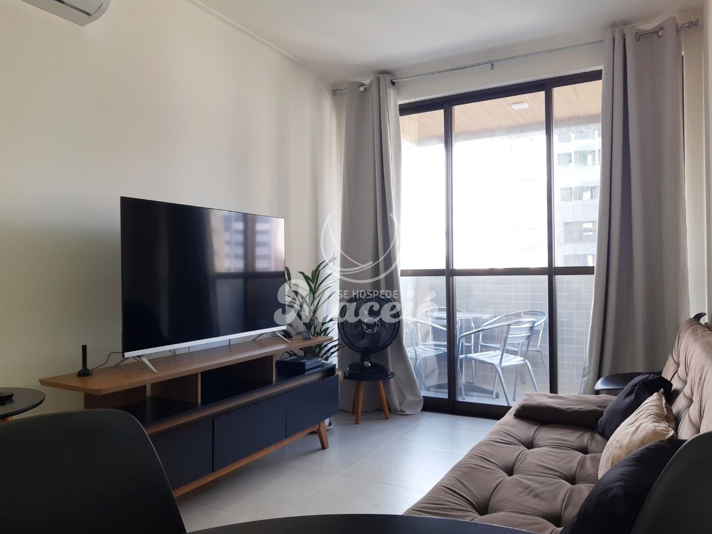 Na Ponta Verde, um quarto e sala charmoso e recheado de facilidades