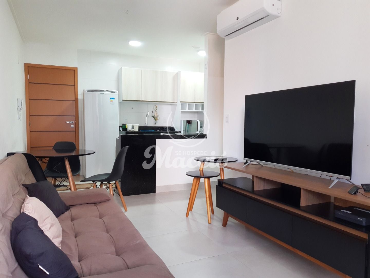 Na Ponta Verde, um quarto e sala charmoso e recheado de facilidades