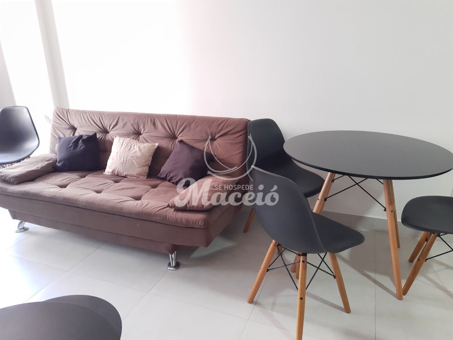 Na Ponta Verde, um quarto e sala charmoso e recheado de facilidades