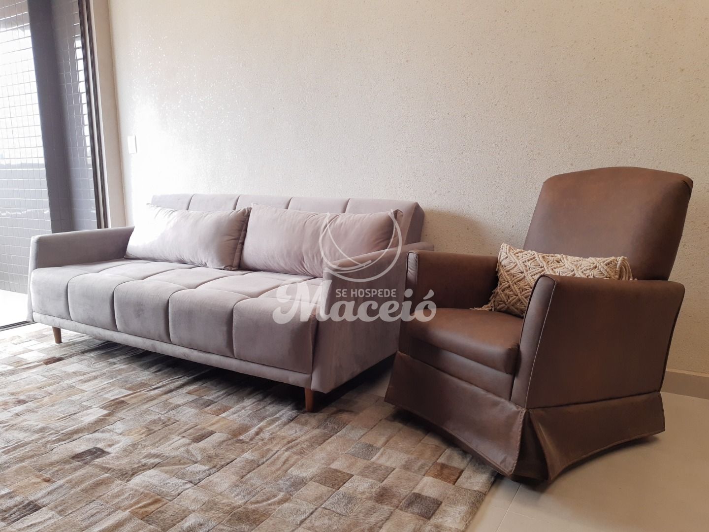 Quarto e sala, mobiliado na Ponta Verde