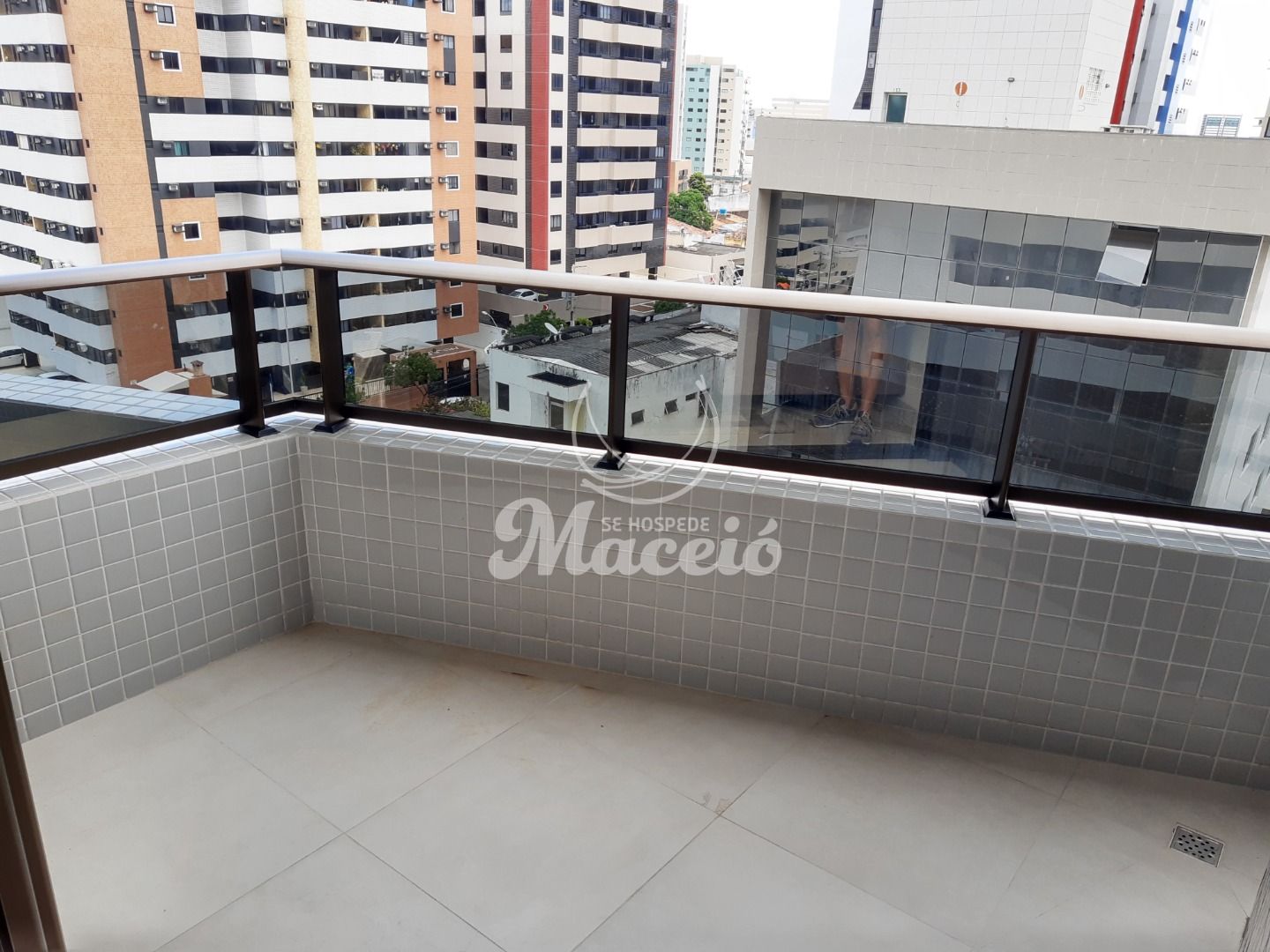 Quarto e sala, mobiliado na Ponta Verde