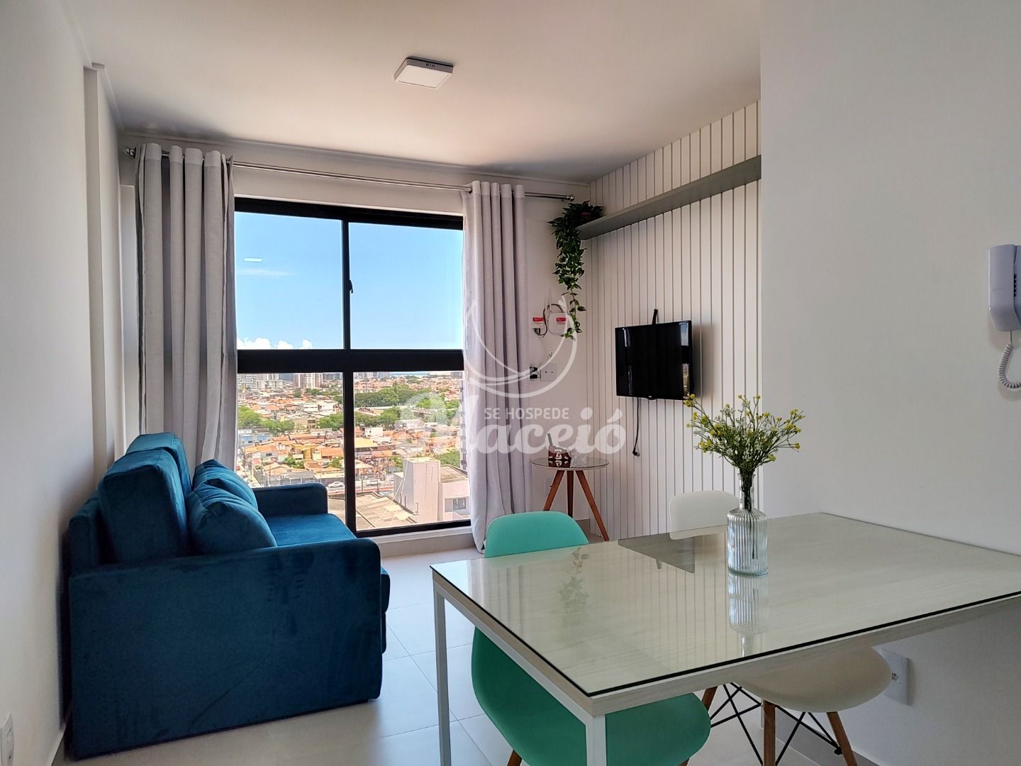 Studio novo e mobiliado, rua tranquila e muito bem localizado