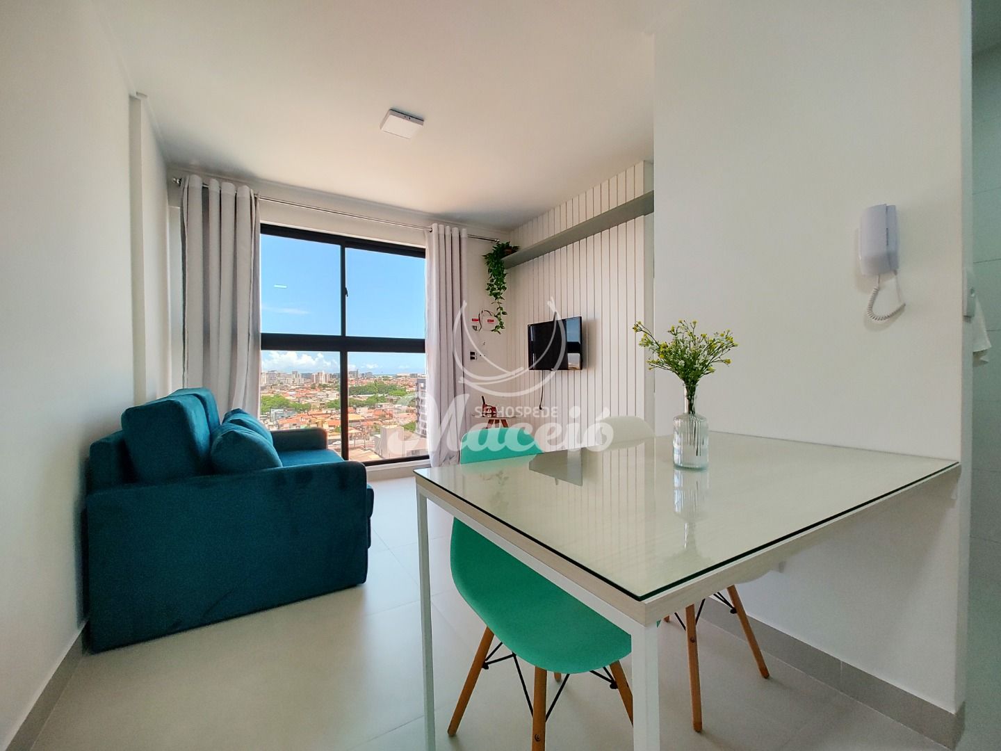 Studio novo e mobiliado, rua tranquila e muito bem localizado