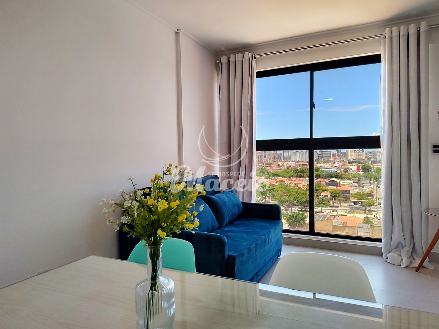 Studio novo e mobiliado, rua tranquila e muito bem localizado