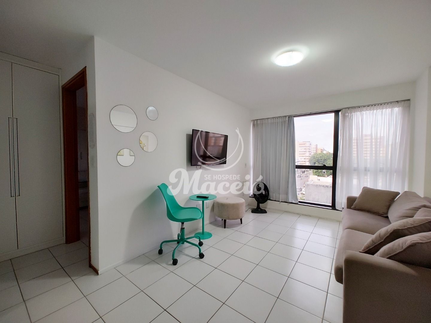 Quarto e sala em localização privilegiada na Ponta Verde, decorado e completo