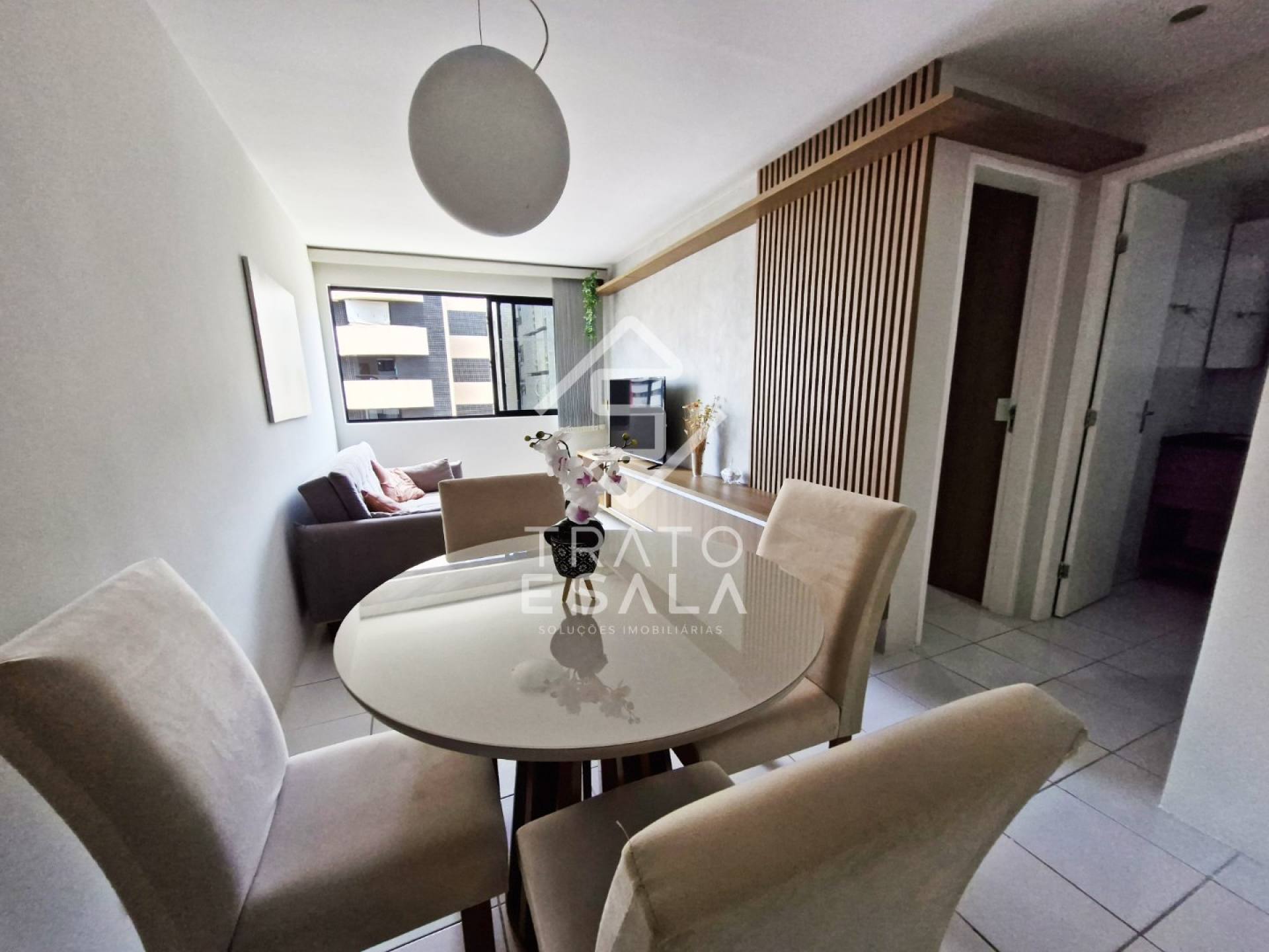 Quarto e sala mobiliado, localização privilegiada, na Ponta Verde
