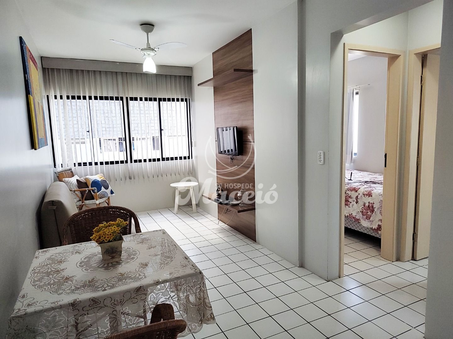 Quarto e sala mobiliado e completo na primeira quadra da praia e com vista para o mar