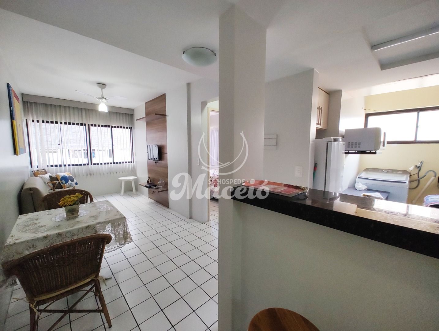 Quarto e sala mobiliado e completo na primeira quadra da praia e com vista para o mar