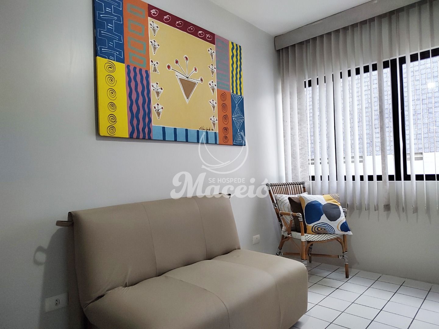 Quarto e sala mobiliado e completo na primeira quadra da praia e com vista para o mar