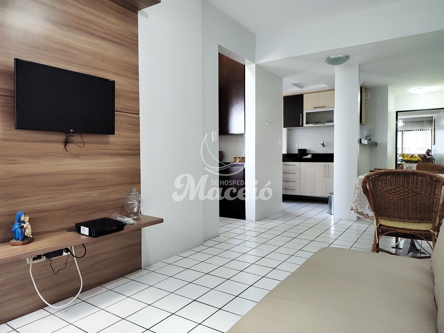 Quarto e sala mobiliado e completo na primeira quadra da praia e com vista para o mar