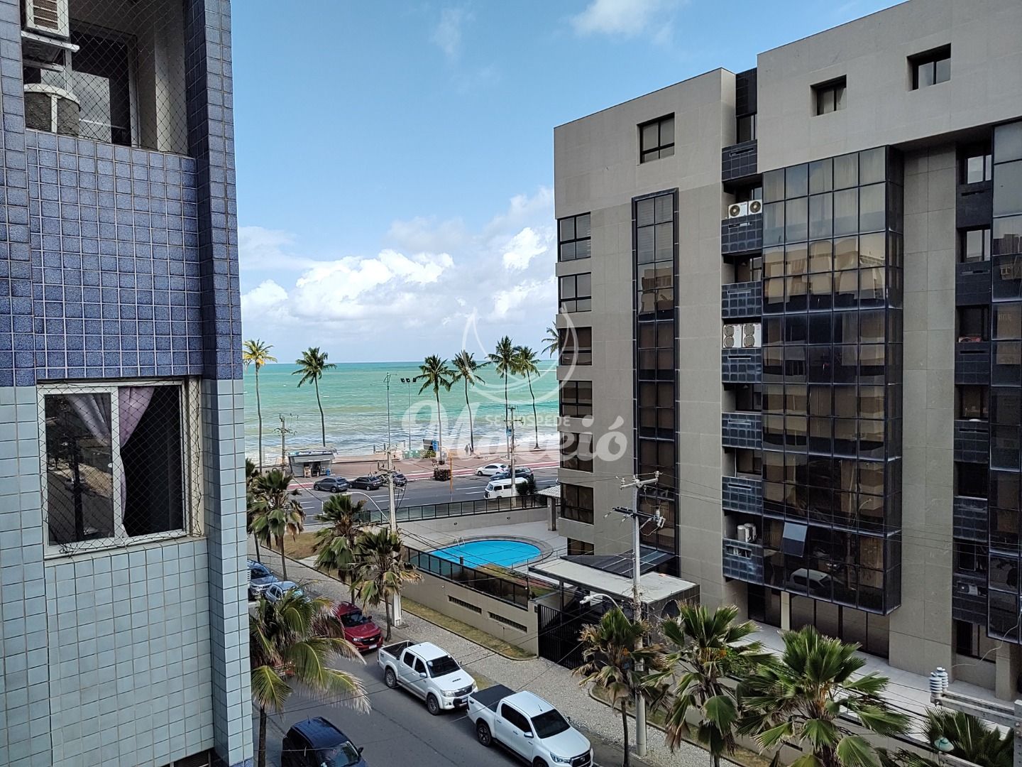 Quarto e sala mobiliado e completo na primeira quadra da praia e com vista para o mar