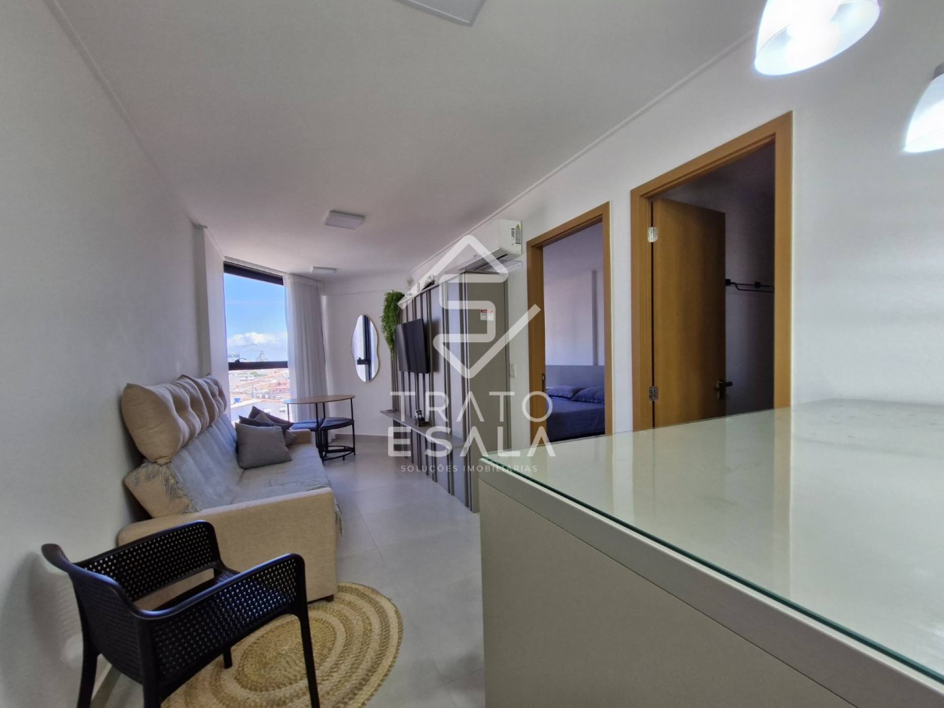 Quarto e sala decorado e completo, em frente à praça Lions, na Pajuçara