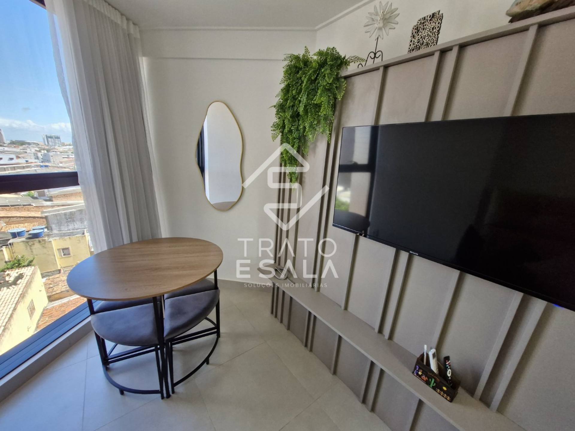 Quarto e sala decorado e completo, em frente à praça Lions, na Pajuçara