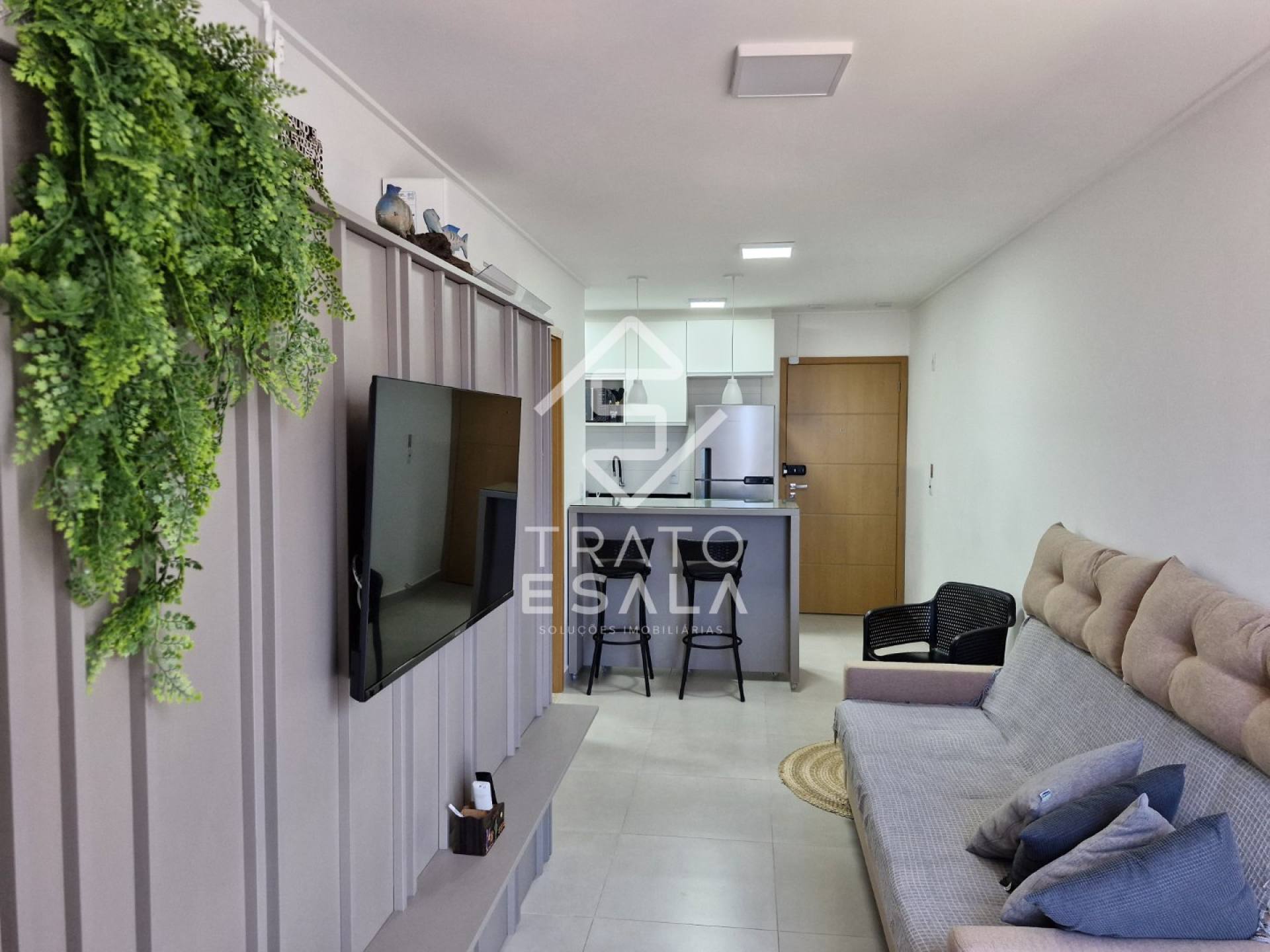 Quarto e sala decorado e completo, em frente à praça Lions, na Pajuçara