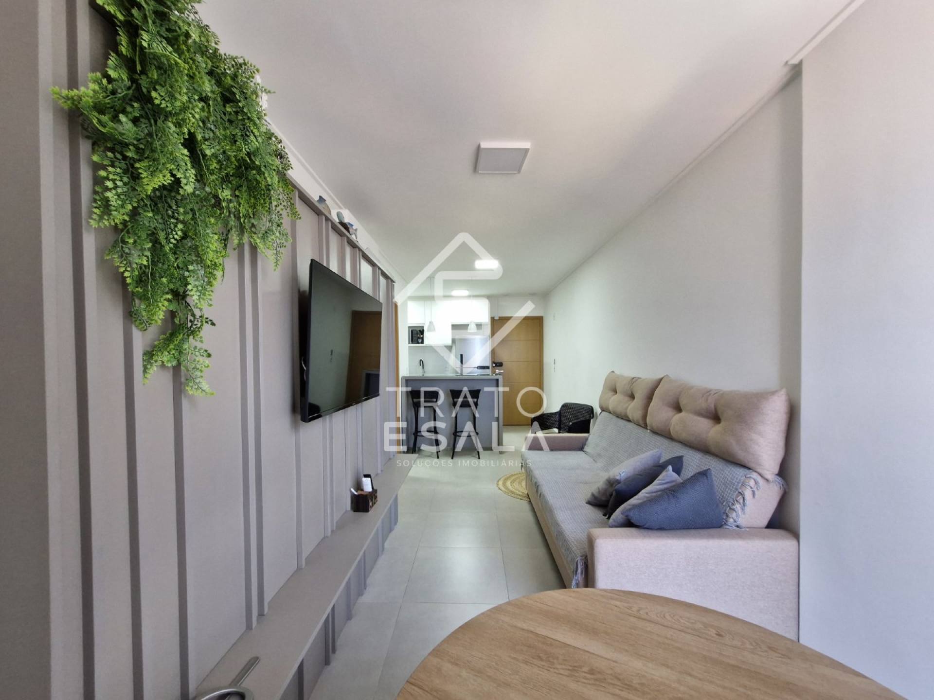 Quarto e sala decorado e completo, em frente à praça Lions, na Pajuçara