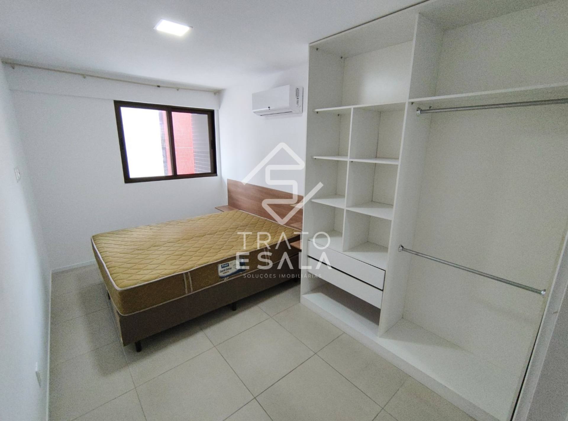 Quarto e sala prático e com excelente localização, próximo à orla da Ponta Verde