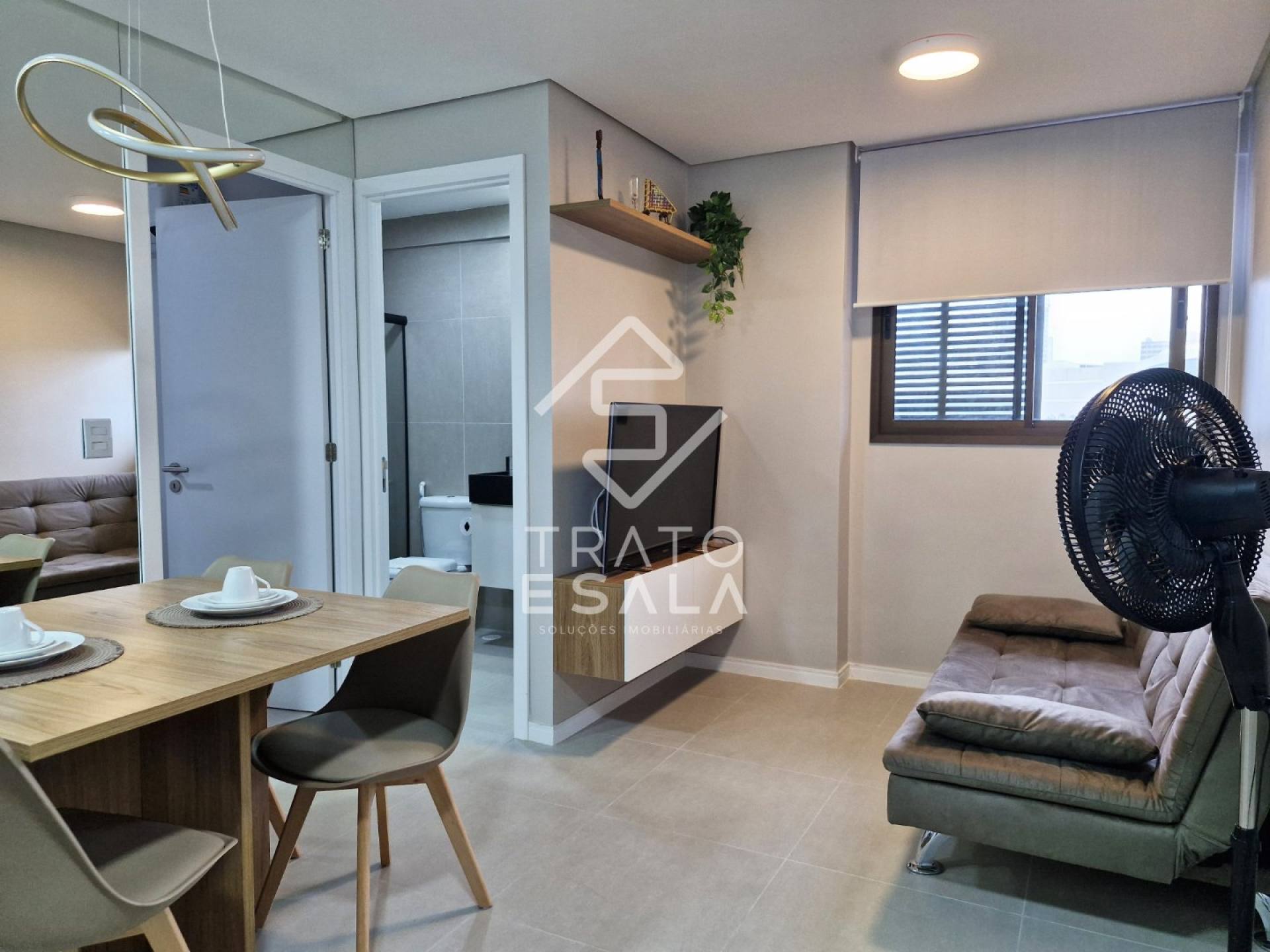 Quarto e sala novo e completo, uma quadra da praia, com incrível área de lazer