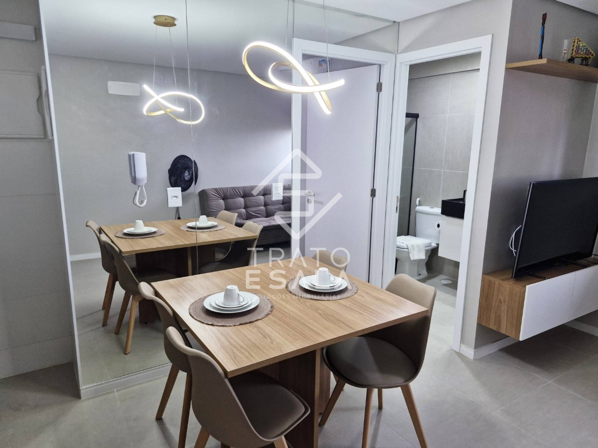 Quarto e sala novo e completo, uma quadra da praia, com incrível área de lazer