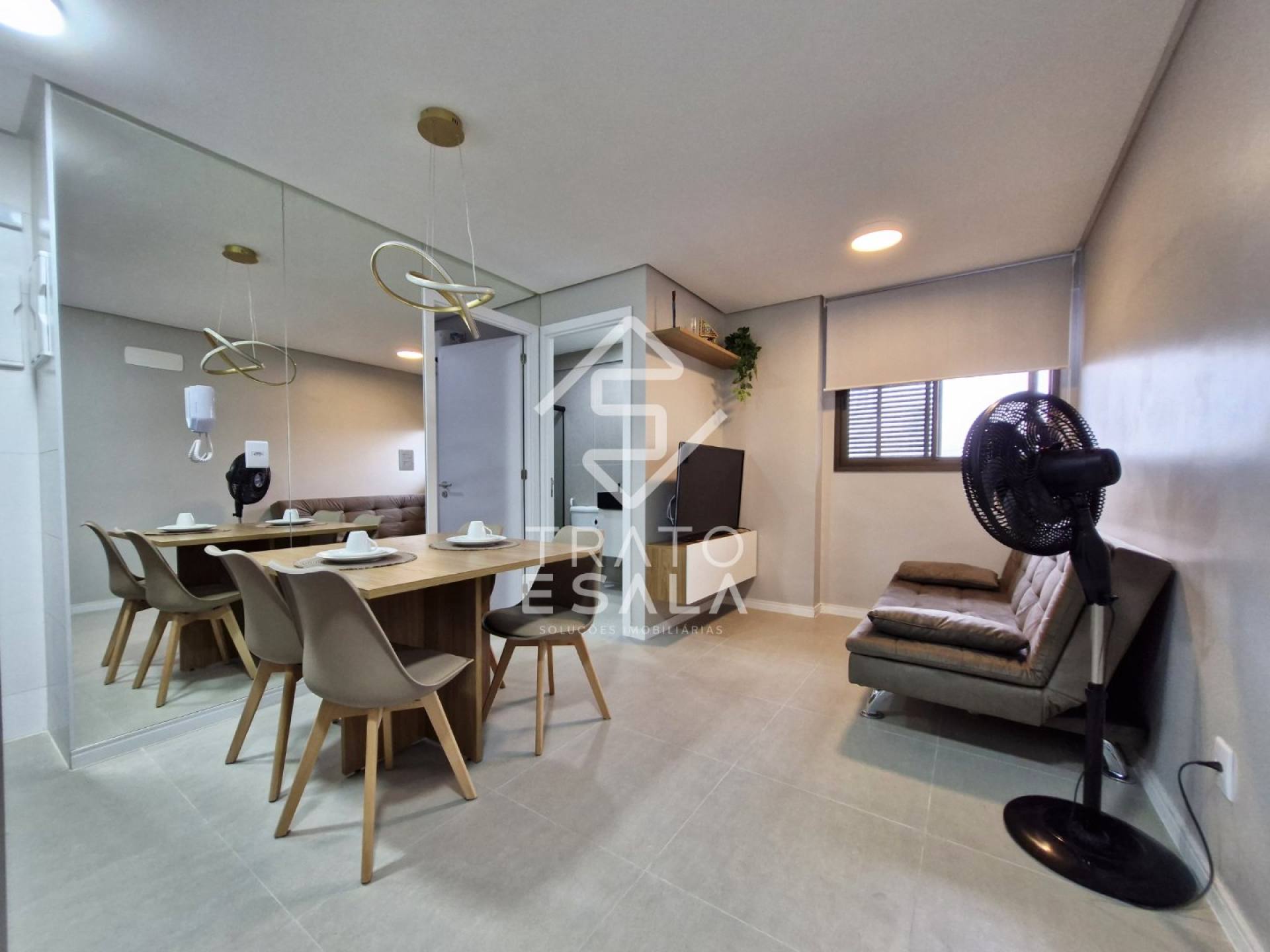 Quarto e sala novo e completo, uma quadra da praia, com incrível área de lazer