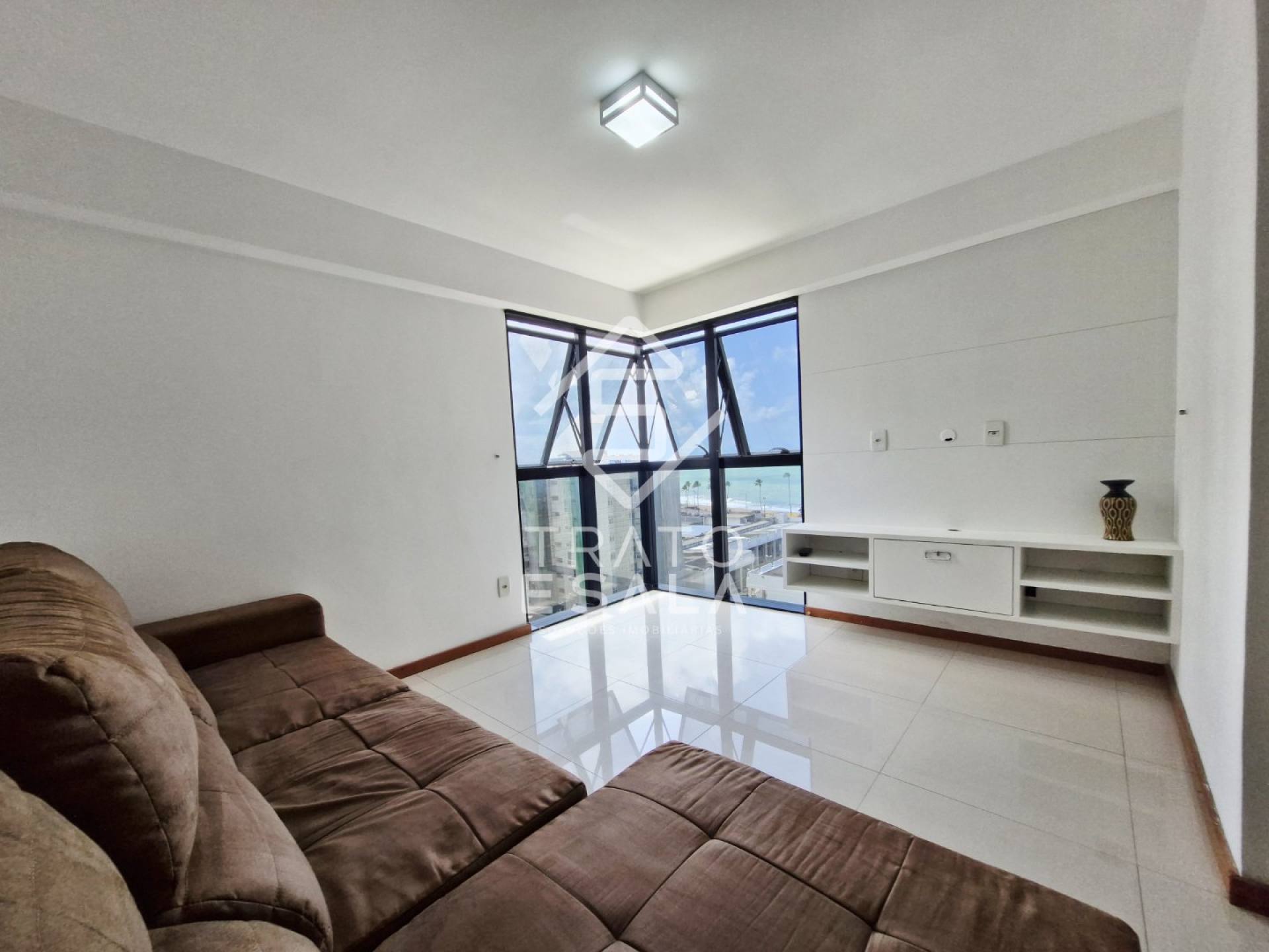 Suíte/sala uma quadra da praia, com uma vista paradisíaca.