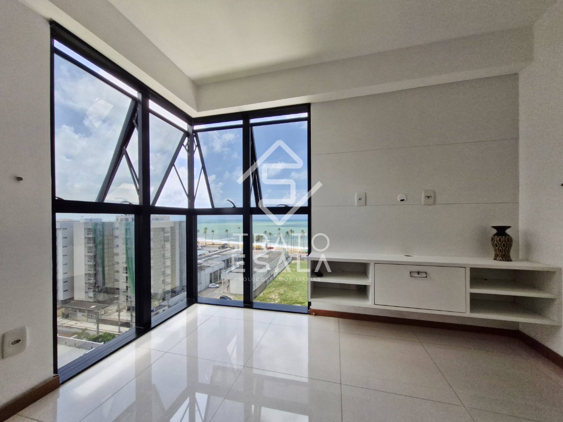 Suíte/sala uma quadra da praia, com uma vista paradisíaca.