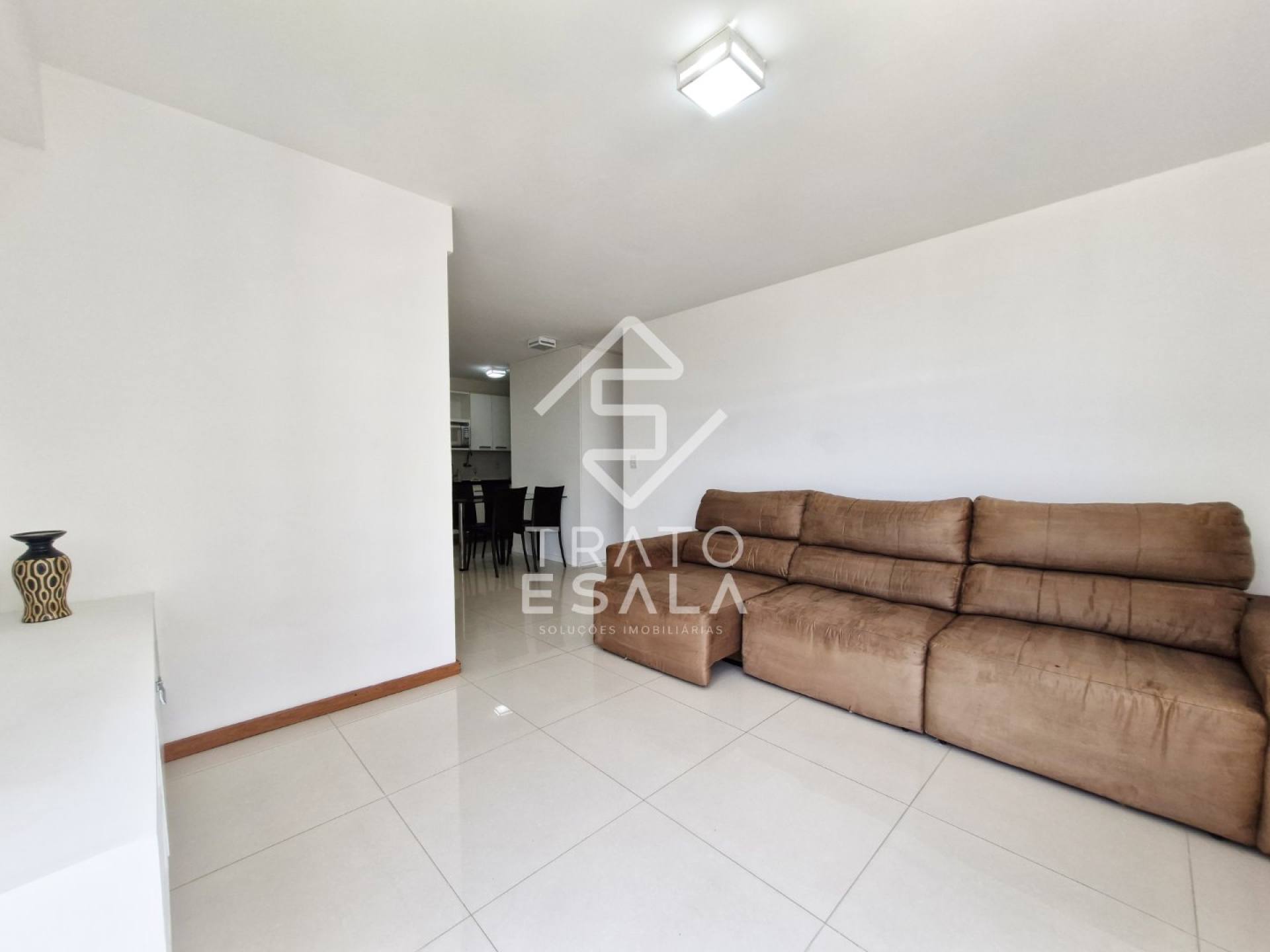 Suíte/sala uma quadra da praia, com uma vista paradisíaca.