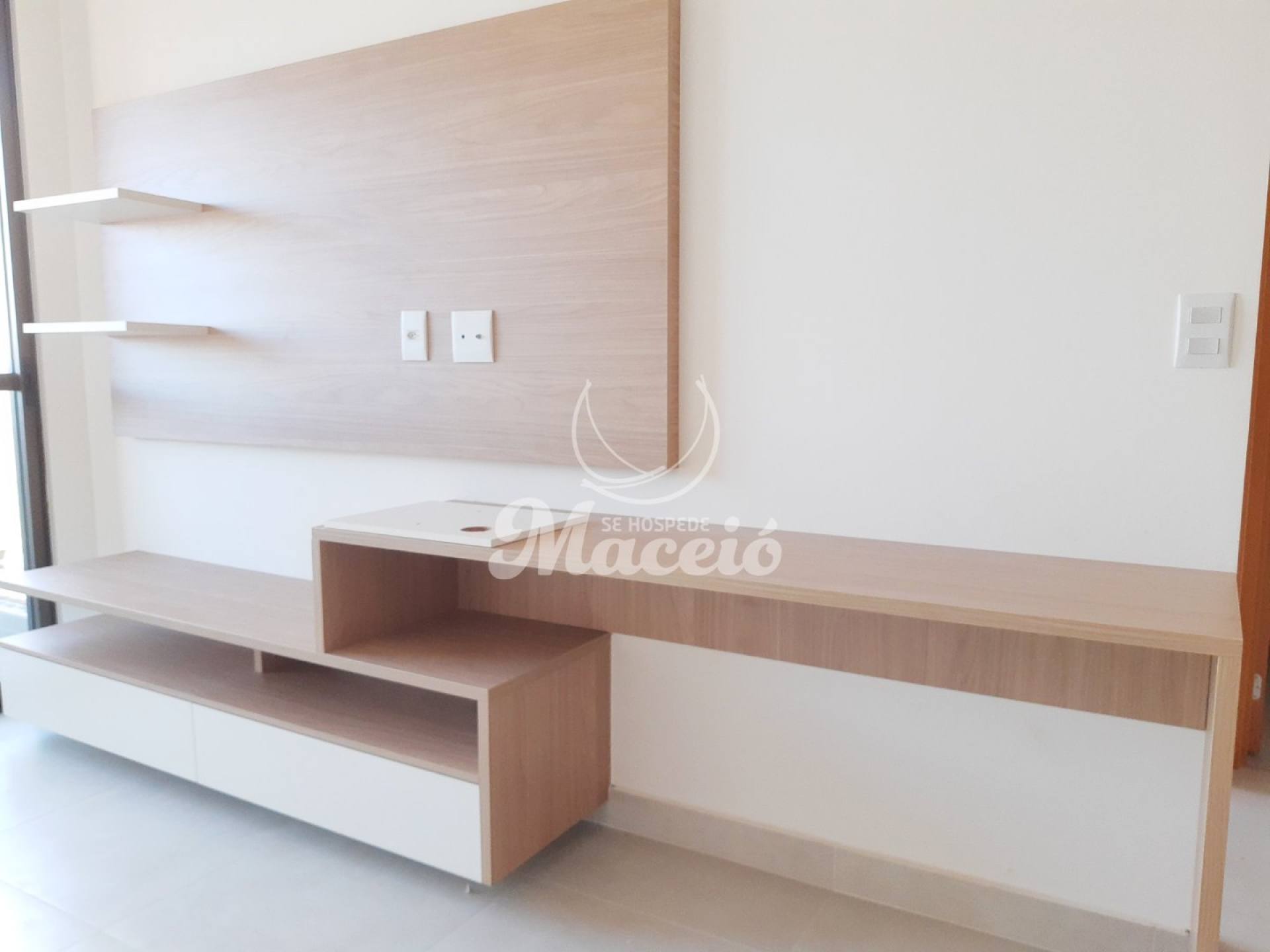 Quarto e sala sem mobília na Ponta Verde, pronto para morar.