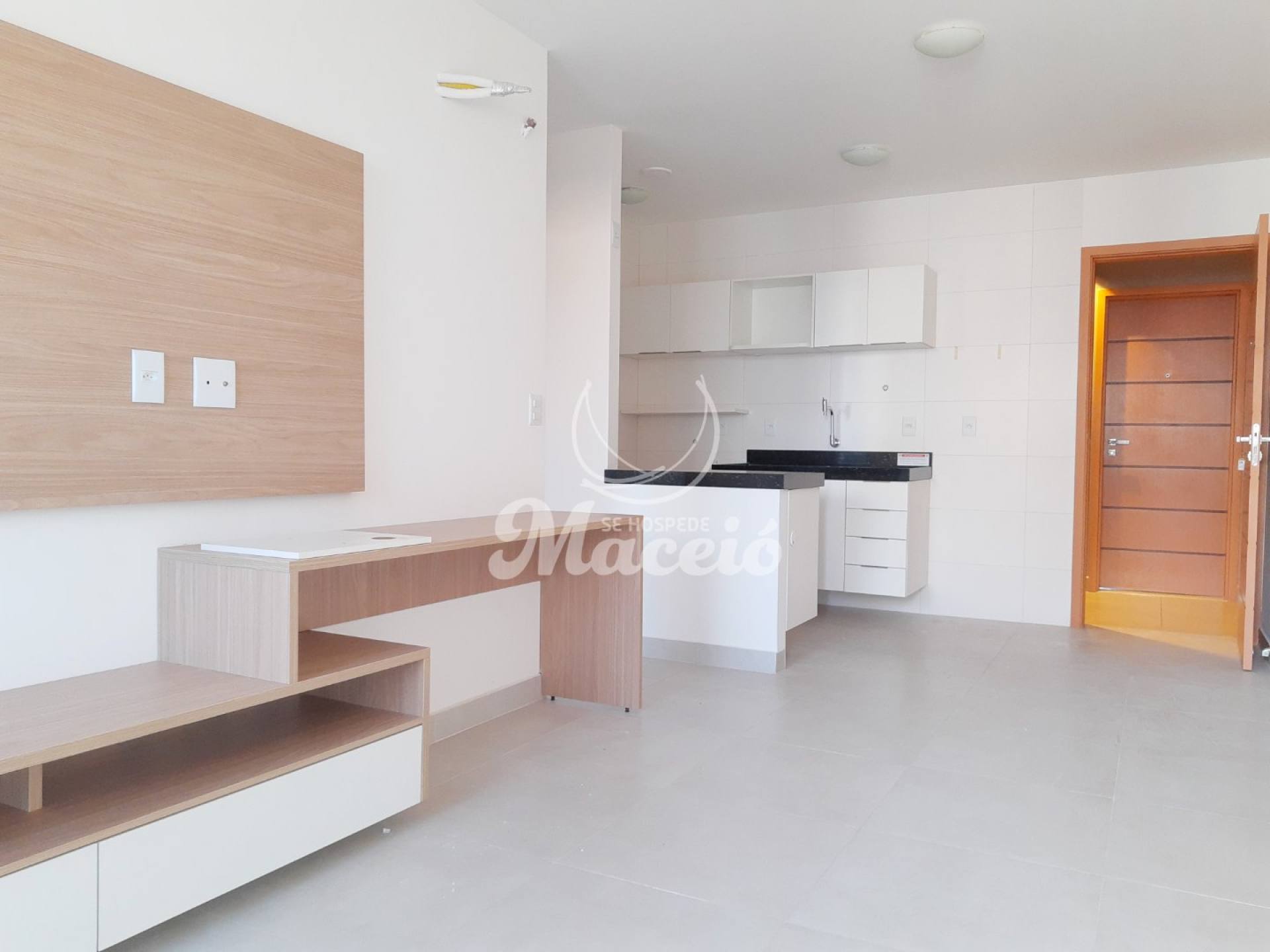 Quarto e sala sem mobília na Ponta Verde, pronto para morar.