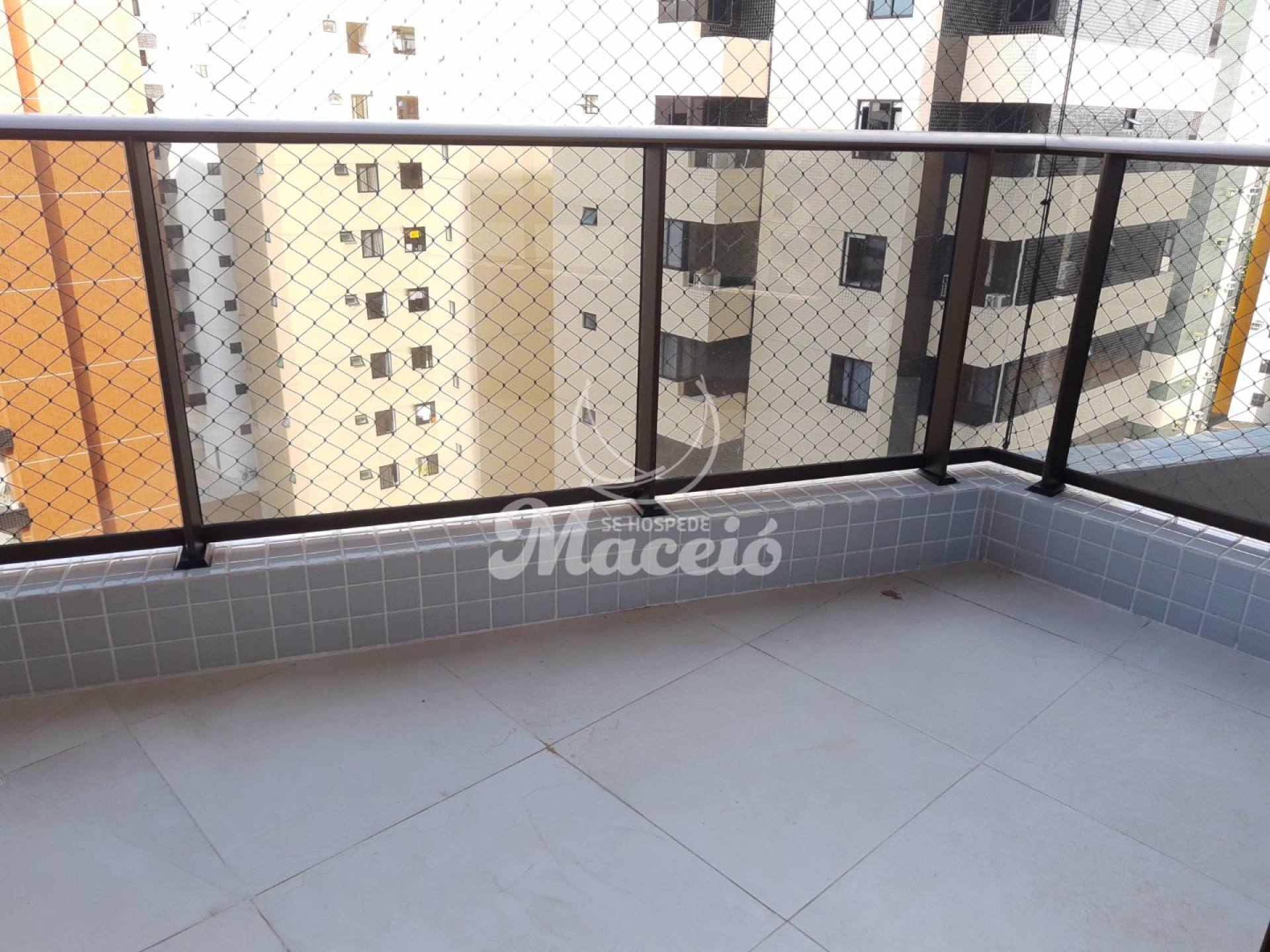 Quarto e sala sem mobília na Ponta Verde, pronto para morar.
